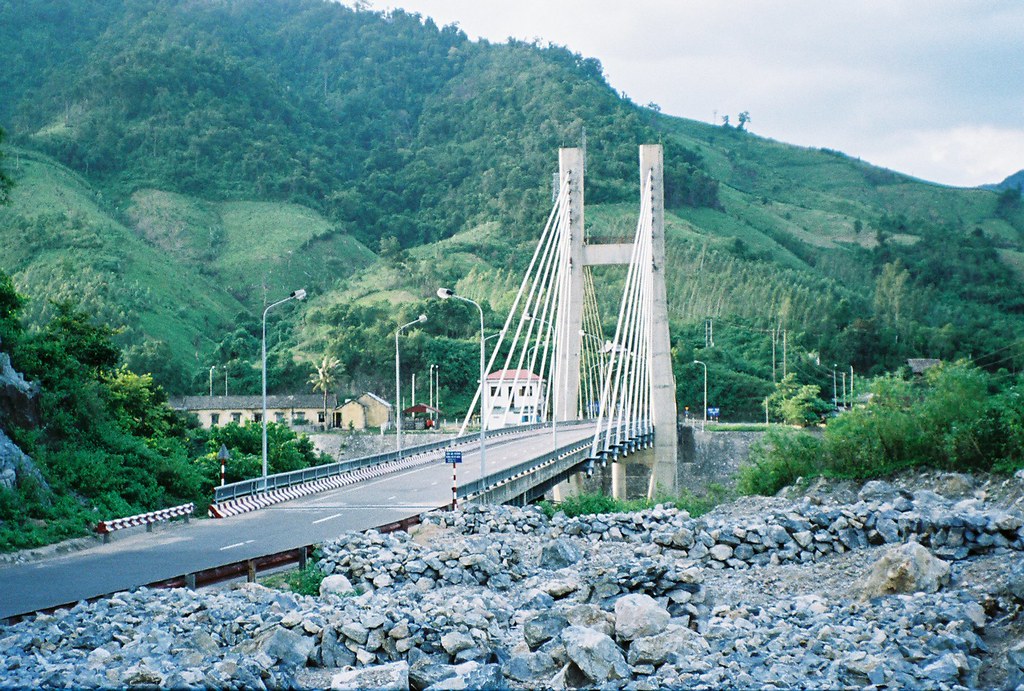 Dakrong brigde.jpg